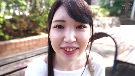 俯身 · 脸部特写 · 微笑 · 白色上衣 · 注视镜头 · 公园 · 日光