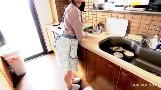 回头看向镜头 · 厨房 · 自然光 · 围裙 · 居家拖鞋 · 人物侧影
