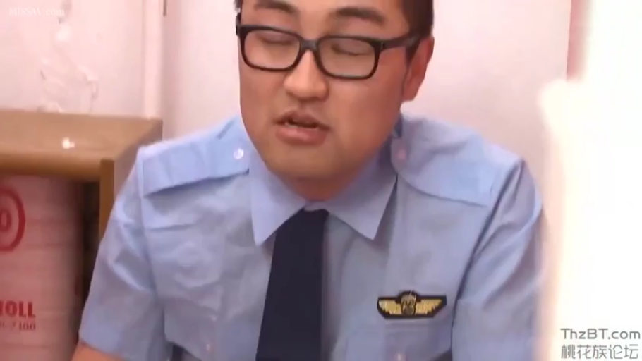 室内 · 脸部特写 · 略带迷离 · 无 · 穿蓝色制服衬衫，打领带