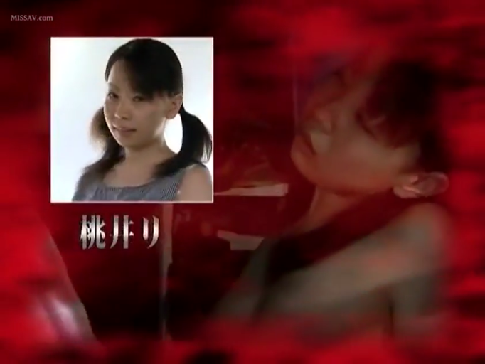 微笑 · 摄影棚 · 浅色条纹上衣 · 演员头部特写 · 红色背景特效
