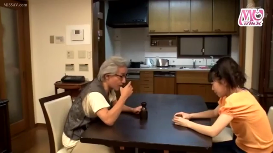 交谈 · 严肃 · 中景 · 厨房 · 休闲服 · 对坐