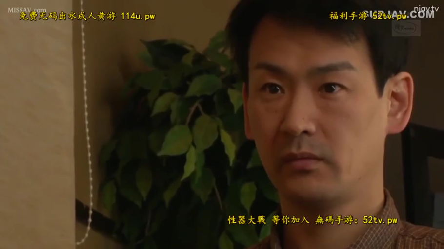 室内 · 面无表情 · 格纹衬衫 · 男性面部特写