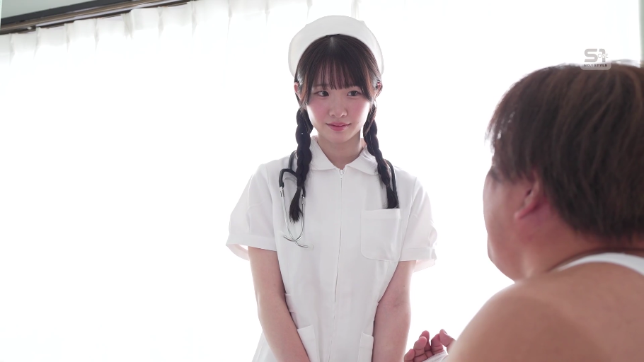 室内 · 护士服 · 站立 · 中景 · 微笑 · 凝视 · 制服诱惑 · 听诊器