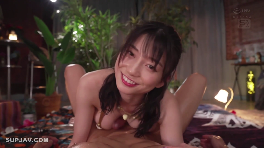 骑乘位 · 女优面部特写 · 眼神交流 · Nude · Indoor bedroom · Soft light · 项链