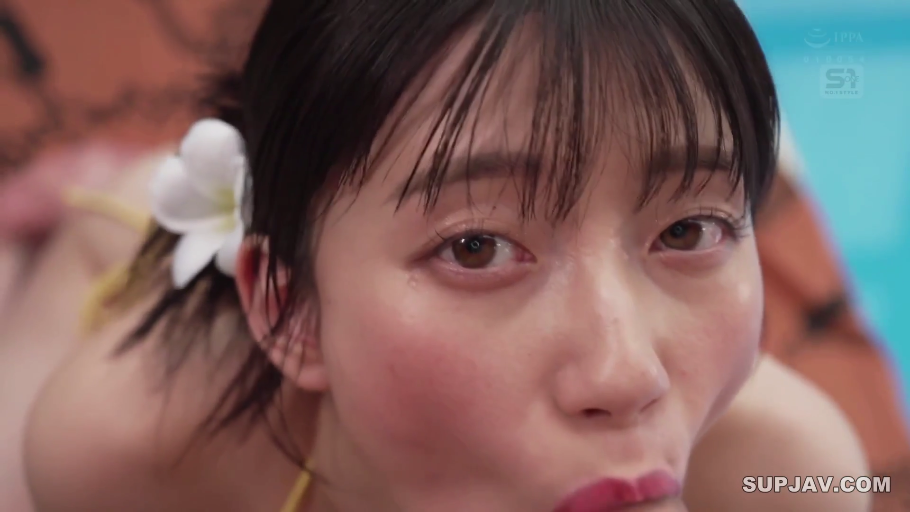 眼神交流 · 眼睛特写 · 花朵发饰 · 口交 · 卧室或酒店 · 黄色比基尼肩带 · 口红脱落