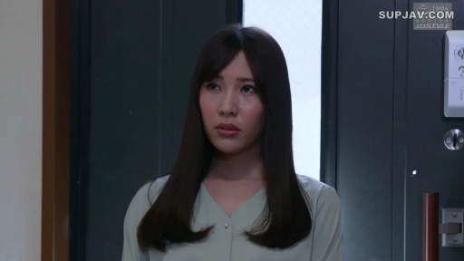 站立 · 中景 · 门锁 · 剧情 · 凝视 · 忧虑 · 室内门口 · 浅绿色衬衫