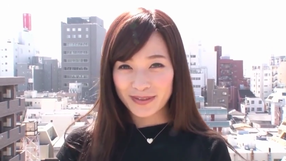 温柔 · 面部特写 · 自然光 · 黑色上衣 · 室外 · 心形项链