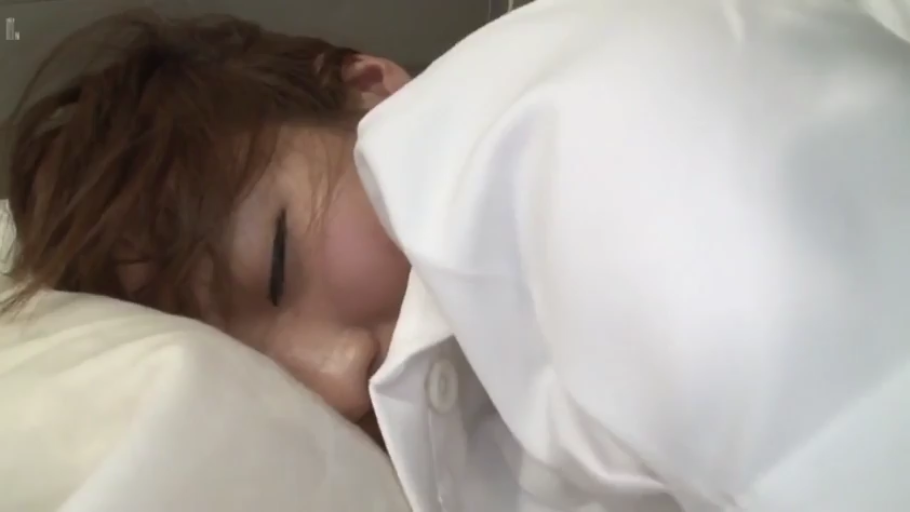 室内 · 脸部特写 · 白衬衫 · 闭眼 · 枕头 · 侧卧 · 棕发 · 睡觉