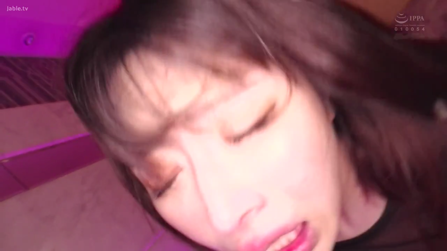 室内 · 脸部特写 · 黑色上衣 · 极度享受 · 粉色灯光 · 性交中