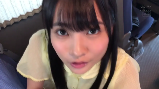 脸部特写 · 凝视 · 日系 · 汽车座椅 · 巴士车内 · 自然表情 · 黄色衬衫 · 俯视前倾