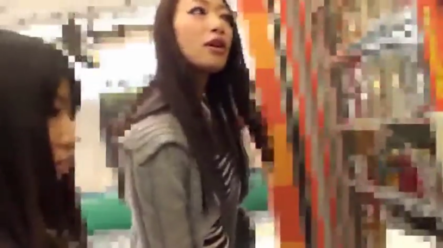 室内 · 站立 · 半身 · 灰色卫衣 · 逛街