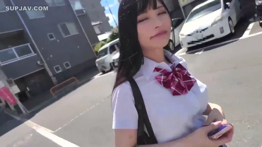 上半身特写 · 格子领结 · 携帯電話 · 停车场 · 面带微笑 · 阳光