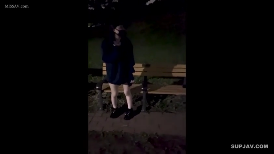 深色长袖外套 · 腿部特写 · 光线昏暗 · 夜晚 · 面无表情