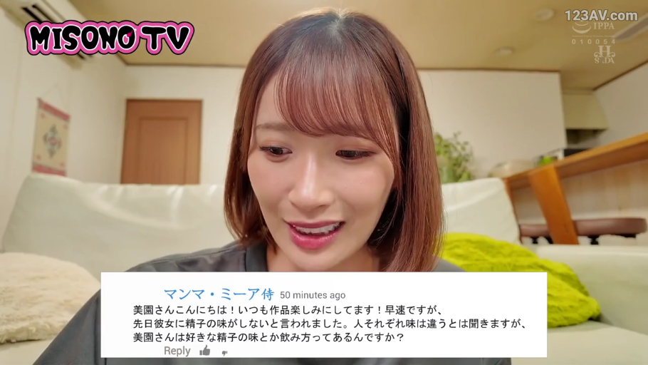 微笑 · 面部特写 · 室内客厅 · 深色T恤 · 画面下方覆盖观众评论回复界面
