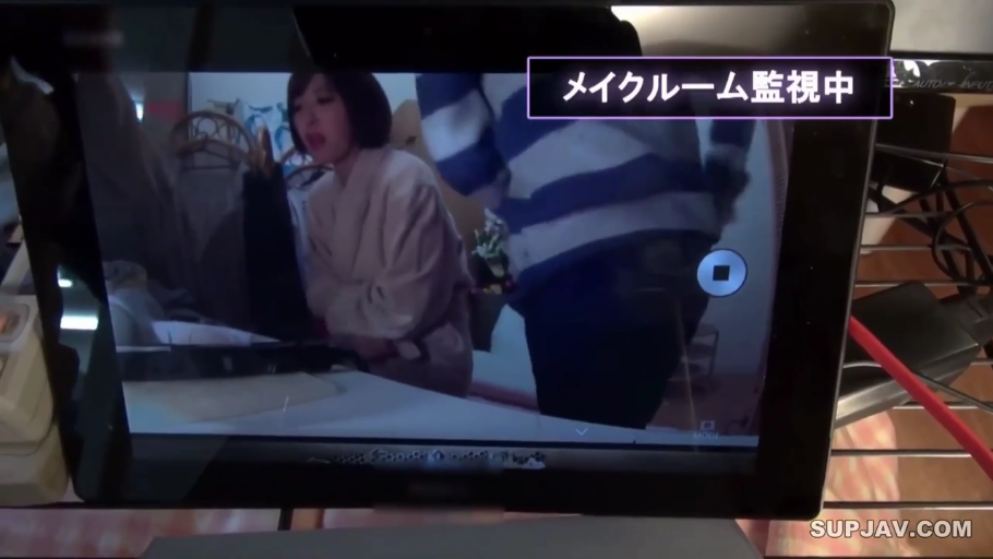 化妆间 · 惊慌 · 显示设备 · 男子身穿条纹针织衫 · 屏幕画面特写 · 显示监控状态