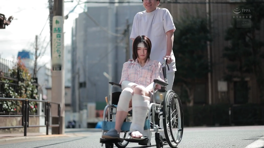 绷带 · 神情低落 · 绷带包裹 · 女性面部特写 · 室外道路 · 伤病痕迹