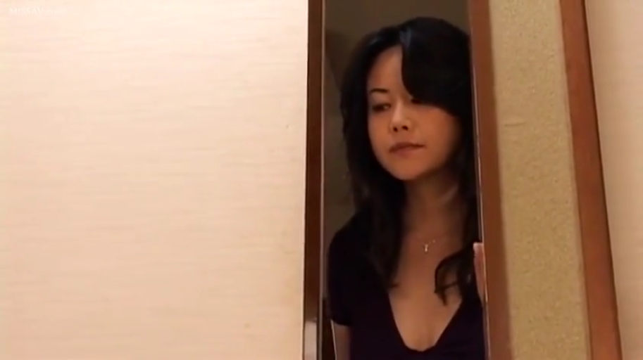 卧室门口 · 警惕 · 面部特写 · 深色V领上衣