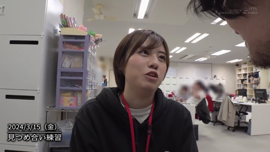 办公室 · 略显专注 · 面部特写 · 日期水印 · 黑色连帽衫 · 工作挂绳