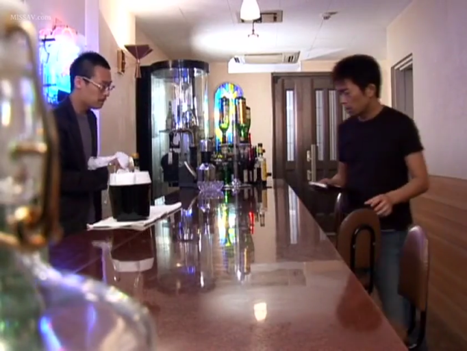 平静 · 冰桶 · 酒吧 · 柜台布置 · 黑色圆领短袖