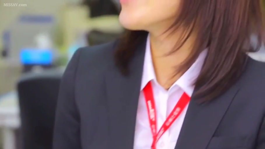平静 · 办公室 · 深色西装外套 · 面部侧影 · 工牌挂绳
