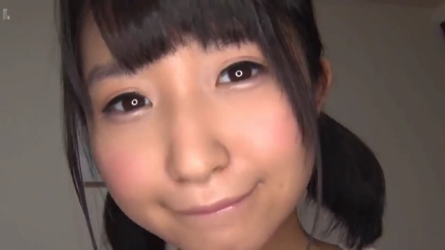 室内 · 脸部特写 · 微笑 · 白色上衣 · 注视 · 双马尾 · 正对镜头