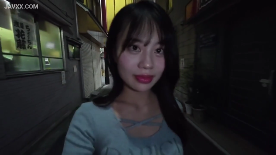 看着镜头 · 面部特写 · 小巷 · 夜间环境 · 浅色紧身交叉领上衣