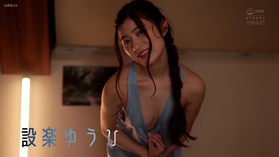 室内 · 俯身 · 上半身特写 · 露乳装