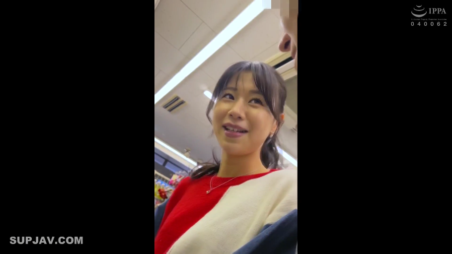 会話 · 顔部のクローズアップ · 站立 · 微笑 · 一人称視点 · 便利店 · 毛衣