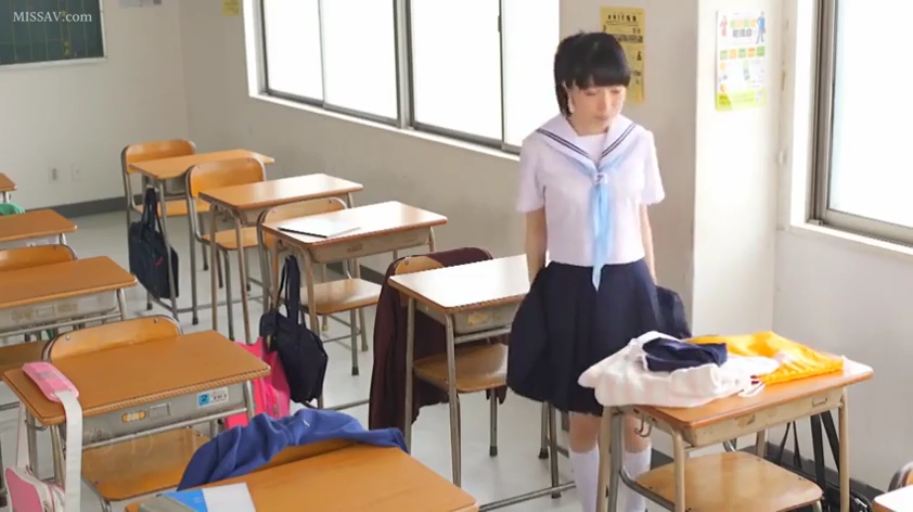 教室 · 平静 · 深色百褶短裙
