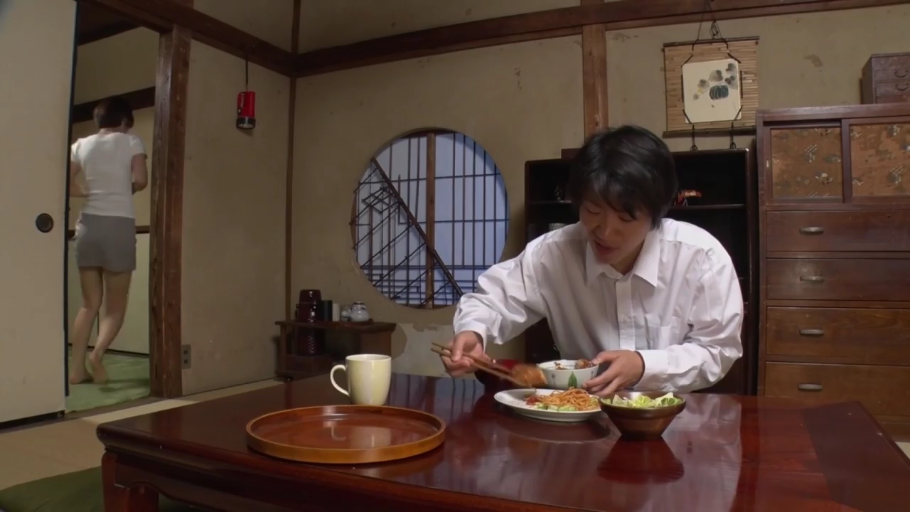 民宅 · 白色短袖T恤 · 马克杯 · 男人表情专注吃饭