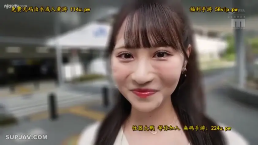 微笑 · 面部特写 · 白色上衣 · 对视 · 户外 · 长发 · 正面站立