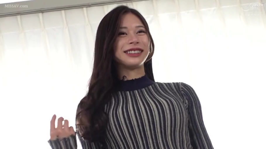 室内 · 微笑 · 面部特写 · 条纹针织衫 · 光线明亮