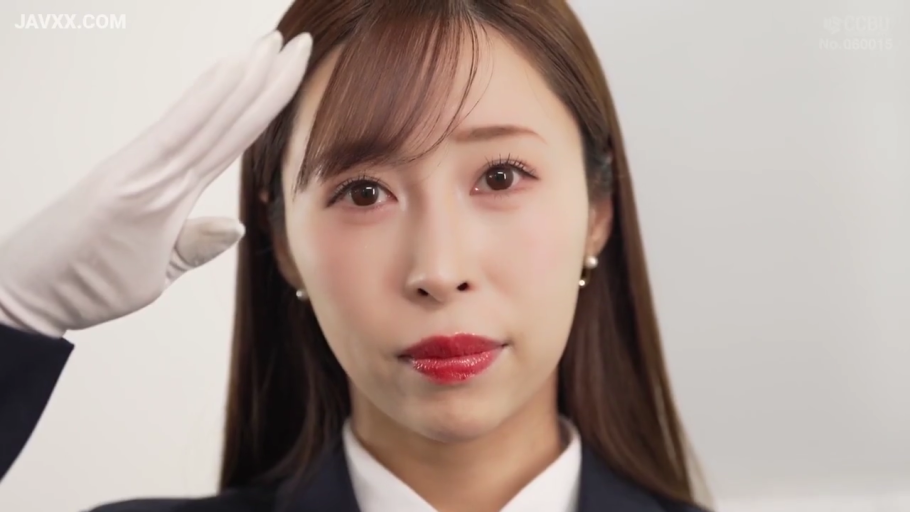 室内 · 专注 · 脸部特写 · 深色西装制服 · 白色手套 · 耳环