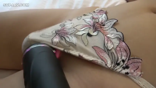自慰 · 仰卧 · 床上 · 按摩棒 · 下体特写 · 花纹内裤