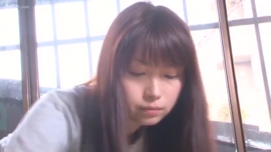 面部 · 低头 · 平静 · 注视 · 长发 · 便装 · 窗边