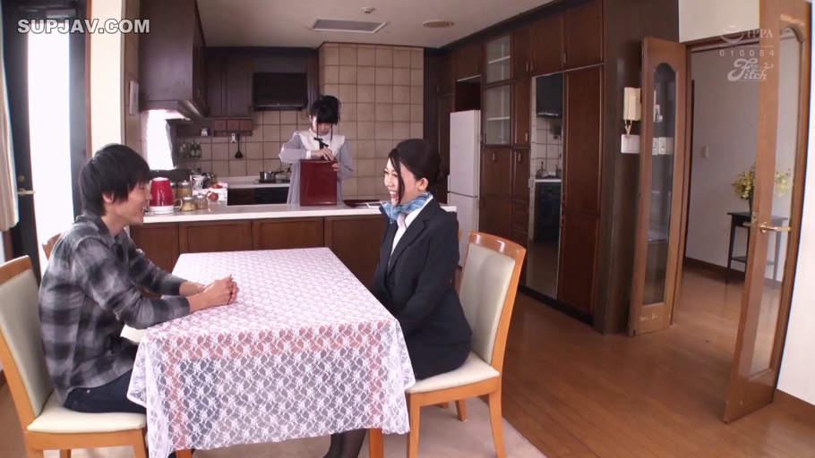 餐厅 · 空姐制服 · 厨具 · 两人面带微笑