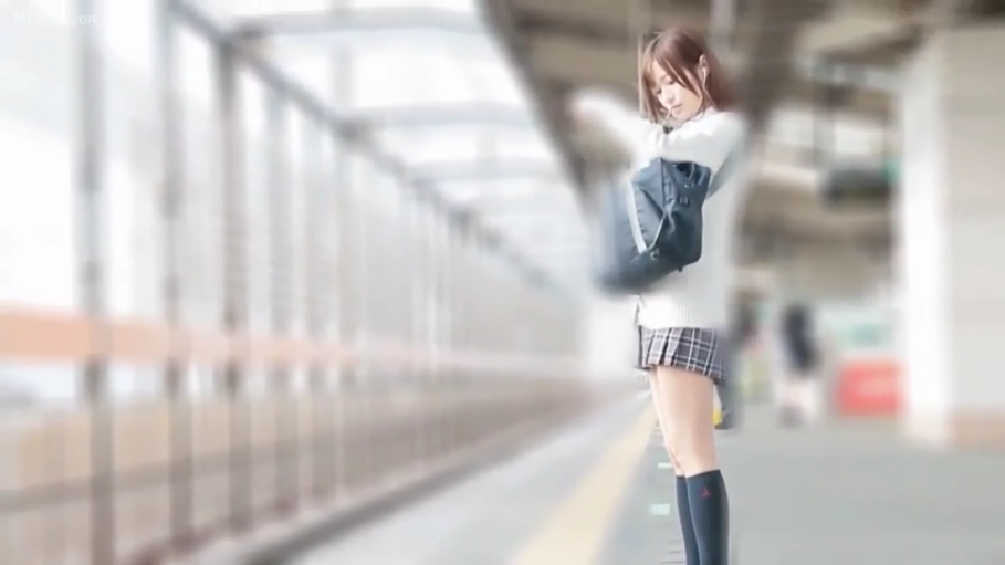 平静 · 白色针织开衫 · 上半身侧面 · 有线耳机 · 火车站台 · 清晨或日间光线