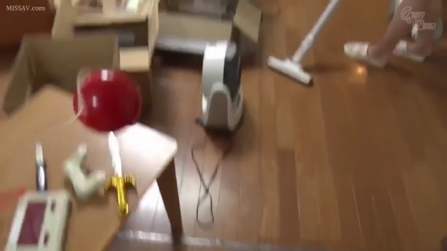 客厅 · 吸尘器 · 拖鞋 · 桌面玩具特写 · 混乱的搬家或整理状态