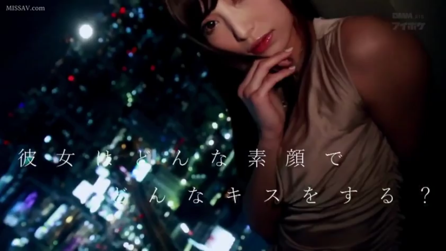 室内 · 字幕 · 凝视 · 上半身 · 妩媚 · 托腮 · 无袖背心