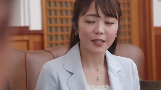 室内 · 坐姿 · 交谈 · 面部 · 自然 · 浅蓝色西装