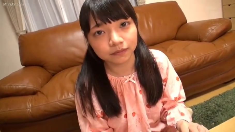 坐姿 · 中景 · 沙发 · 自然 · 客厅 · 双马尾 · 睡衣 · 凝视镜头