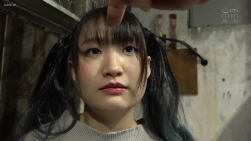 室内 · 脸部特写 · 注视 · 双马尾 · 灰色针织衫 · 正面 · 无表情