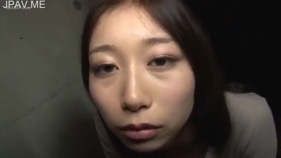 室内 · 眼睛特写 · 浅色上衣 · 放空状态