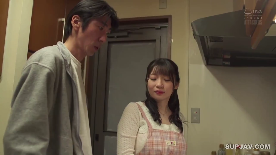 厨房 · 围裙 · 中景镜头 · 女人表情平静 · 室内光线一般 · 女人穿白色针织上衣配格子围裙