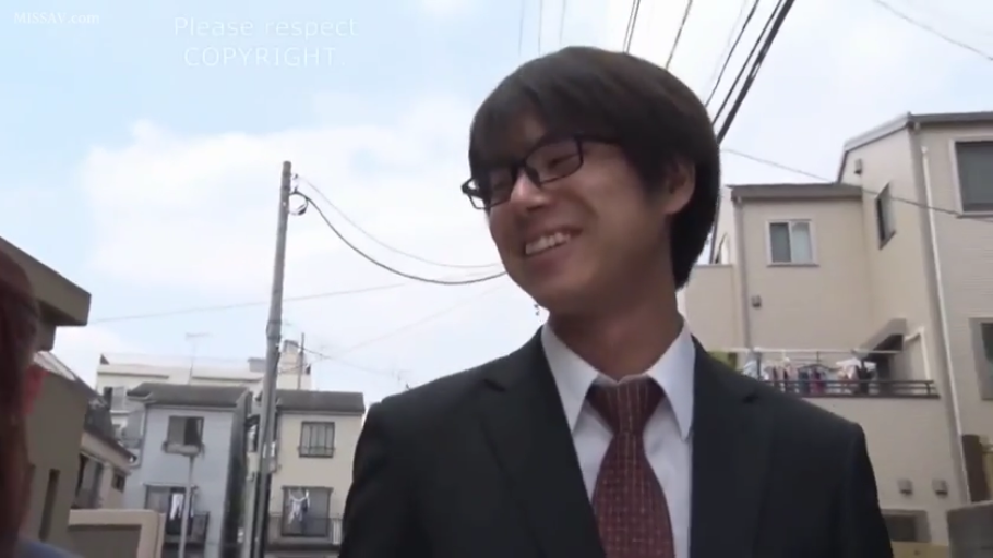 深色领带 · 微笑 · 居民区 · 男性面部表情特写