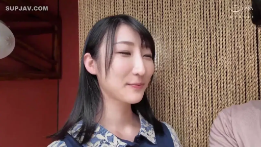室内 · 温柔 · 面部特写 · 绳帘 · 深蓝色蕾丝领连衣裙