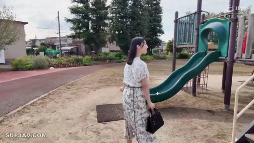 全身 · 站立 · 公园 · 碎花连衣裙