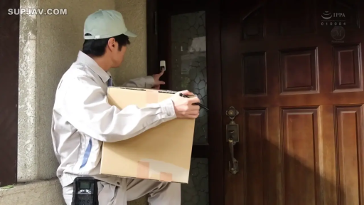 专注 · 工装帽 · 民宅门口 · 浅色工装帽 · 快递员侧面特写 · 物流配送场景