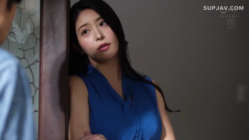 室内 · 忧郁 · 面部特写 · 注视 · 靠墙 · 蓝色无袖上衣 · 日本AV