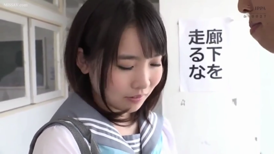 学校走廊 · 水手服校服 · 低头害羞 · 学生书包 · 女性面部特写 · 墙上有“走廊禁止奔跑”字样的海报